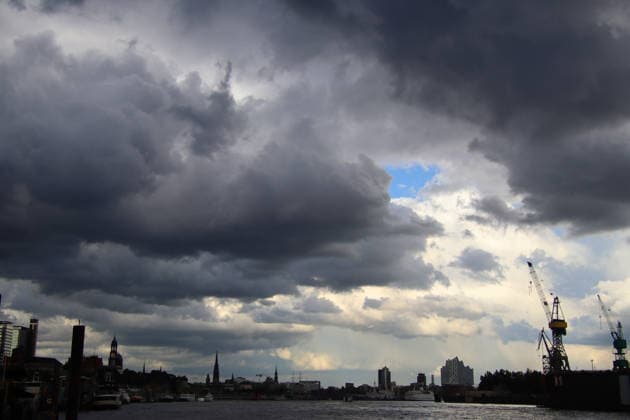 Hamburg, Regenbogen über dem Hafen Über den Hamburger Hafen zieht eine Gewitterfront. *** A storm front passes over the port of Hamburg