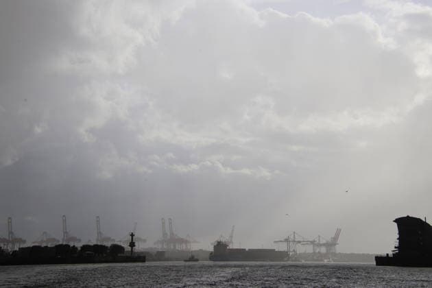Hamburg, Regenbogen über dem Hafen Über den Hamburger Hafen zieht eine Gewitterfront. *** A storm front passes over the port of Hamburg