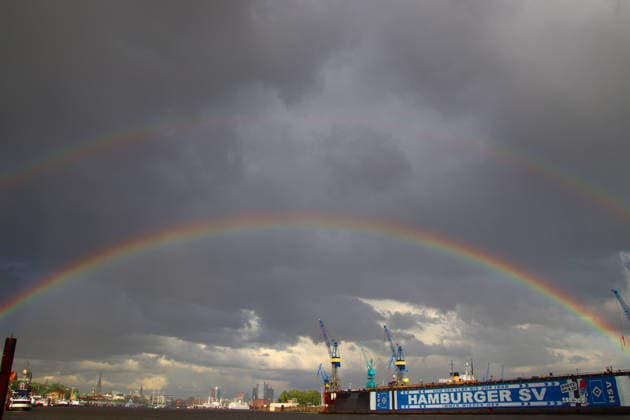 Hamburg, Regenbogen über dem Hafen Nach einem Gewitter erscheinen zwei Regenbögen über dem Hamburger Hafen. *** After a thunderstorm, two rainbows appear over the port of Hamburg