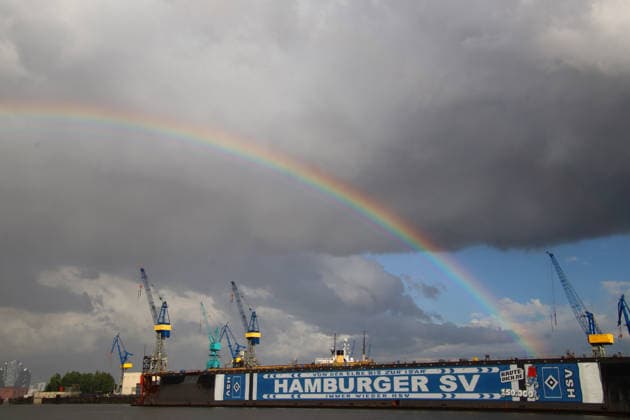 Hamburg, Regenbogen über dem Hafen Nach einem Gewitter erscheint ein Regenbogen über dem Hamburger Hafen. *** After a thunderstorm, a rainbow appears over the port of Hamburg