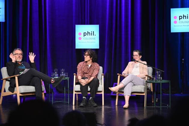 Philosophiefest phil. Cologne in Köln Journalist Gert Scobel, l-r, japanischer Philosoph und Politökonom Kohei Saito, Übersetzerin Sarah King spricht auf der Phil.Cologne, ein internationales Fest für Philosophie zum Thema Am Ende des Fortschritts. Überleben in den Ruinen des Kapitalismus *** Journalist Gert Scobel, l r, Japanese philosopher and political economist Kohei Saito, translator Sarah King speak at Phil Cologne, an international festival of philosophy on the topic At the end of progress Survival in the ruins of capitalism