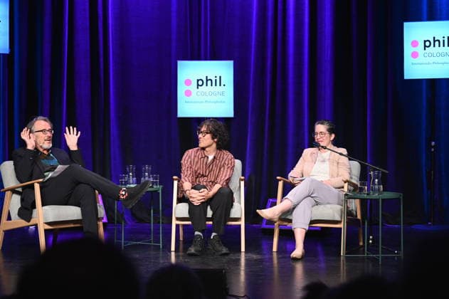 Philosophiefest phil. Cologne in Köln Journalist Gert Scobel, l-r, japanischer Philosoph und Politökonom Kohei Saito, Übersetzerin Sarah King spricht auf der Phil.Cologne, ein internationales Fest für Philosophie zum Thema Am Ende des Fortschritts. Überleben in den Ruinen des Kapitalismus *** Journalist Gert Scobel, l r, Japanese philosopher and political economist Kohei Saito, translator Sarah King speak at Phil Cologne, an international festival of philosophy on the topic At the end of progress Survival in the ruins of capitalism
