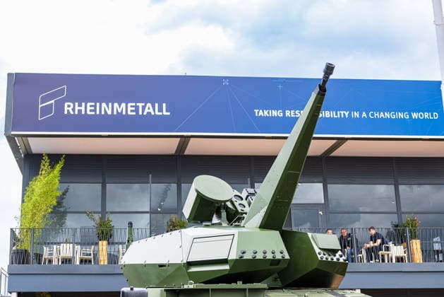 ILA Berlin 2026, Berlin, 09.06.2026 Skyranger Waffenturm mit Kanone am Aussenbereich des Rheinmetall-Messestands auf der ILA Berlin 2026. Das militaerische Exponat praesentiert ein ferngesteuertes Waffensystem in Olivgruen vor dem markanten Firmenlogo des Ruestungskonzerns. *** ILA Berlin 2026, Berlin, 09 06 2026 Skyranger weapon turret with cannon at the outdoor area of the Rheinmetall stand at the ILA Berlin 2026 The military exhibit presents a remote-controlled weapon system in olive green in front of the striking company logo of the armaments group 20260609-286A9154-M4000