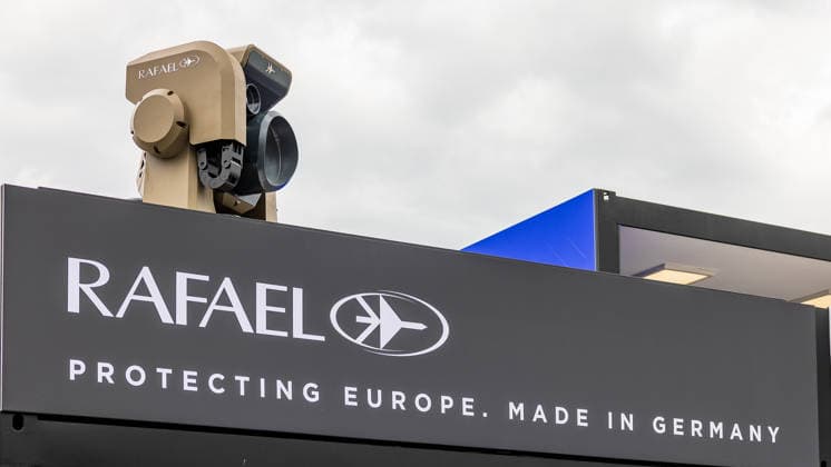 ILA Berlin 2026, Berlin, 09.06.2026 Messestand des israelischen Ruestungsunternehmens Rafael Advanced Defense Systems auf der ILA Berlin 2026. Auf dem Stand ist ein optronisches Aufklaerungssystem montiert, darunter der Schriftzug Protecting Europe. Made in Germany . *** ILA Berlin 2026, Berlin, 09 06 2026 Exhibition stand of the Israeli armor company Rafael Advanced Defense Systems at the ILA Berlin 2026 An optronic reconnaissance system is mounted on the stand, with the lettering Protecting Europe Made in Germany below it 20260609-286A9155-M4000