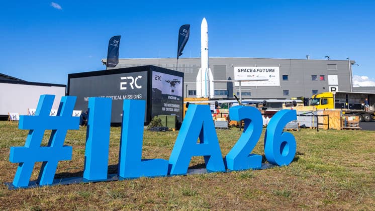 ILA 2026, Berlin, 09.06.2026 Blick auf das Ausstellungsgelände der ILA Berlin 2026 in Schönefeld beim Presserundgang. Im Vordergrund das blaue Hashtag-Logo ILA26, im Hintergrund ein Raketenmodell sowie der Space4Future -Ausstellungsbereich mit ESA-Beteiligung und ein ERC-Messestand. *** ILA 2026, Berlin, 09 06 2026 View of the exhibition grounds of ILA Berlin 2026 in Schönefeld during the press tour In the foreground the blue hashtag logo ILA26, in the background a rocket model and the Space4Future exhibition area with ESA participation and an ERC stand 20260609-286A9321-M4000