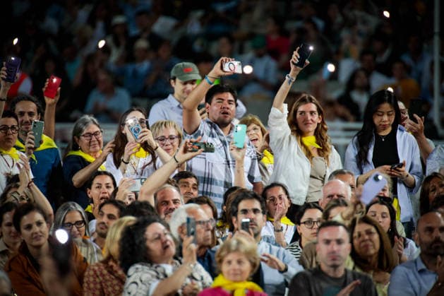 Pope Leo XIV presides over the prayer vigil at the Olympic Stadium Lluís Companys Dozens of people during the prayer vigil at the Olympic Stadium Lluís Companys, on June 9, 2026, in Barcelona, Catalunya Espana This vigil is one of the most important events during the Pontiffs stay in Barcelona and is expected to be attended by some 60,000 people inside the stadium and thousands more faithful are expected to gather in the surrounding area 09 JUNE 2026 VIGILIA POOL PAPA VIGILIA CATALUÑA Kike Ricó Barcelona Catalunya Catalunya Barcelona Catalunya Espana  Copyright: xKikexRicon EuropaxPress Poolx 7585242