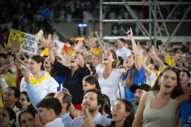 Pope Leo XIV presides over the prayer vigil at the Olympic Stadium Lluís Companys Dozens of people during the prayer vigil at the Olympic Stadium Lluís Companys, on June 9, 2026, in Barcelona, Catalunya Espana This vigil is one of the most important events during the Pontiffs stay in Barcelona and is expected to be attended by some 60,000 people inside the stadium and thousands more faithful are expected to gather in the surrounding area 09 JUNE 2026 VIGILIA POOL PAPA VIGILIA CATALUÑA Kike Ricó Barcelona Catalunya Catalunya Barcelona Catalunya Espana  Copyright: xKikexRicon EuropaxPress Poolx 7585244