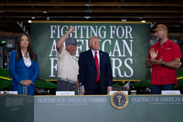 June 9, 2026, Chippewa Falls, Wi, United States of America: U.S.President Donald Trump, 2nd right, smiles following a roundtable discussion at Custer Farms, June 5, 2026 in Chippewa Falls, Wisconsin. Standing from left: Agriculture Secretary Brooke Rollins, farm owner, Ken Custer, Trump and Hall of Fame Farms owner Joe Thomas. Chippewa Falls United States of America - ZUMAp138 20260609_zaa_p138_008 Copyright: xJoycexN.xBoghosian WhitexHousex