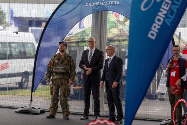 Presserundgang auf der ILA Berlin 2026, Berlin, 09.06.2026 Vorführung der Black-Hornet-Minidrohne des norwegischen Herstellers Teledyne FLIR an einem Stand der Dronemasters Academy. Ein Bundeswehrsoldat bedient die Drohne, beobachtet von Dietmar Woidke, Ministerpräsident des Landes Brandenburg, und Kai Wegner, Regierendem Bürgermeister von Berlin. *** Press tour at ILA Berlin 2026, Berlin, 09 06 2026 Demonstration of the Black Hornet mini drone from Norwegian manufacturer Teledyne FLIR at a stand of the Dronemasters Academy A Bundeswehr soldier operates the drone, watched by Dietmar Woidke, Minister President of the State of Brandenburg, and Kai Wegner, Governing Mayor of Berlin 20260609-1V9A0748-M4000