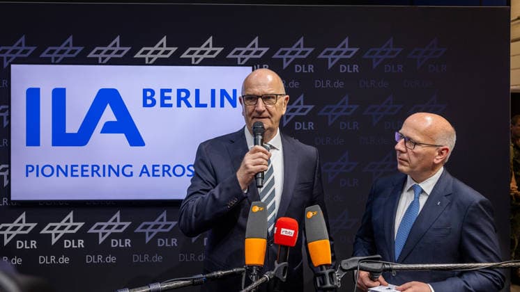 Presserundgang auf der ILA Berlin 2026, Berlin, 09.06.2026 Dietmar Woidke, Ministerpräsident des Landes Brandenburg, gibt ein Statement zur Bedeutung der ILA. Rechts neben ihm steht Kai Wegner, Regierender Bürgermeister von Berlin. Im Hintergrund ist das ILA-Berlin-Logo sowie die Wand des DLR sichtbar. *** Press tour at the ILA Berlin 2026, Berlin, 09 06 2026 Dietmar Woidke, Minister President of the State of Brandenburg, gives a statement on the importance of the ILA To his right is Kai Wegner, Governing Mayor of Berlin The ILA Berlin logo and the DLR wall are visible in the background 20260609-286A9002-M4000
