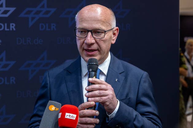 Presserundgang auf der ILA Berlin 2026, Berlin, 09.06.2026 Kai Wegner, Regierender Bürgermeister von Berlin (CDU), gibt vor einem DLR-Hintergrund ein Statement zur Bedeutung der ILA. *** Press tour at the ILA Berlin 2026, Berlin, 09 06 2026 Kai Wegner, Governing Mayor of Berlin CDU , gives a statement on the importance of the ILA against a DLR background 20260609-286A9043-M4000