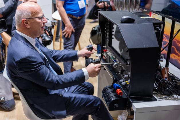 Presserundgang auf der ILA Berlin 2026, Berlin, 09.06.2026 Kai Wegner, Regierender Bürgermeister von Berlin (CDU), bedient die Steuerknüppel eines Flugsimulators. Begleitet wird er dabei von Pressefotografen und Messebesuchern. *** Press tour at the ILA Berlin 2026, Berlin, 09 06 2026 Kai Wegner, Governing Mayor of Berlin CDU , operates the control sticks of a flight simulator Accompanied by press photographers and trade fair visitors 20260609-286A9071-M4000