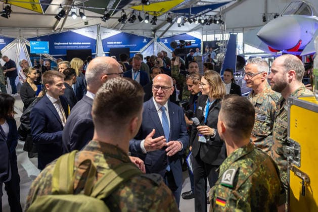 Presserundgang auf der ILA Berlin 2026, Berlin, 09.06.2026 Kai Wegner, Regierender Bürgermeister von Berlin (Mitte), im Gespräch mit Bundeswehr-Soldaten am Bundeswehr-Stand. Im Hintergrund sind Exponate sowie Messestände von Diehl zu sehen. Dietmar Woidke, Ministerpräsident des Landes Brandenburg, ist im Bild verdeckt. *** Press tour at the ILA Berlin 2026, Berlin, 09 06 2026 Kai Wegner, Governing Mayor of Berlin Mitte , in conversation with Bundeswehr soldiers at the Bundeswehr stand In the background you can see exhibits and Diehl stands Dietmar Woidke, Minister President of the State of Brandenburg, is hidden in the picture 20260609-286A9138-M4000