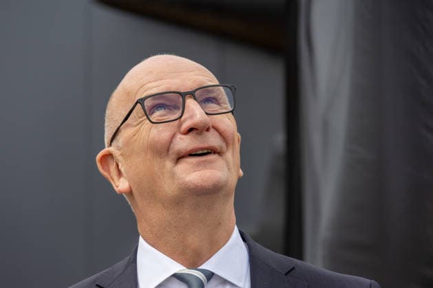 ILA 2026 in Berlin offiziell eröffnet, Dietmar Woidke ist seit August 2013 Ministerpräsident des Landes Brandenburg. Als Regierungschef des Bundeslandes trägt er die politische Gesamtverantwortung für die Landesregierung und engagiert sich insbesondere für die wirtschaftliche Entwicklung, die Infrastruktur sowie die Zusammenarbeit der Hauptstadtregion Berlin-Brandenburg. Er nahm an der offiziellen Eröffnung der ILA 2026 auf dem Gelände des Flughafens Berlin Brandenburg teil und verschaffte sich beim Eröffnungsrundgang einen Überblick über die neuesten Entwicklungen der Luft- und Raumfahrtbranche. Berlin Berlin Deutschland Berlin *** ILA 2026 officially opened in Berlin Dietmar Woidke has been Minister President of the State of Bra Copyright: x xonw-imagesx xDanielxKesslerx