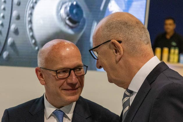 ILA 2026 in Berlin offiziell eröffnet, Auf dem Bild sind Kai Wegner und Dietmar Woidke zu sehen. Kai Wegner ist seit 2023 Regierender Bürgermeister von Berlin und damit Regierungschef des Landes Berlin. Dietmar Woidke steht seit 2013 als Ministerpräsident an der Spitze der Landesregierung Brandenburgs. Beide Politiker nahmen an der Eröffnung der ILA 2026 auf dem Gelände des Flughafens Berlin Brandenburg teil. Berlin Berlin Deutschland Berlin *** ILA 2026 in Berlin officially opened, The picture shows Kai Wegner and Dietmar Woidke Kai Wegner has been Governing Mayor of Berlin since 2023 and thus head of government of the state of Berlin Dietmar Woidke has headed the state government of Brandenburg as Minister President since 2013 Both p Copyright: x xonw-imagesx xDanielxKesslerx