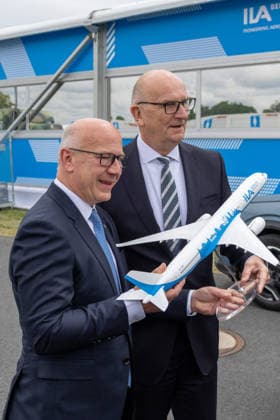 ILA 2026 in Berlin offiziell eröffnet, Auf dem Bild sind Kai Wegner und Dietmar Woidke zu sehen. Kai Wegner ist seit 2023 Regierender Bürgermeister von Berlin und damit Regierungschef des Landes Berlin. Dietmar Woidke steht seit 2013 als Ministerpräsident an der Spitze der Landesregierung Brandenburgs. Beide Politiker nahmen an der Eröffnung der ILA 2026 auf dem Gelände des Flughafens Berlin Brandenburg teil. Berlin Berlin Deutschland Berlin *** ILA 2026 in Berlin officially opened, The picture shows Kai Wegner and Dietmar Woidke Kai Wegner has been Governing Mayor of Berlin since 2023 and thus head of government of the state of Berlin Dietmar Woidke has headed the state government of Brandenburg as Minister President since 2013 Both p Copyright: x xonw-imagesx xDanielxKesslerx