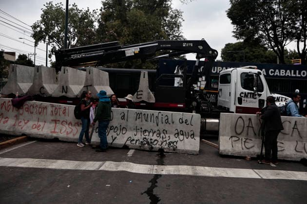 June 9, 2026, Mexico City, Cdmx, Mexico: The National Coordinator of Education Workers (CNTE) marched to Mexico City Stadium to protest the 2017 ISSSTE Retirement Law. However, they were met with a blockade by the Secretariat of Citizen Security (SSC), who erected concrete barriers, deployed a crane, and used a mounted police truck to prevent the teachers from advancing. Their demand remains the same: to repeal the 2017 ISSSTE law, which changed the retirement system for teachers. Tensions continue between the government and the CNTE due to the lack of an agreement and the rejection of a meeting with Mayor Claudia Sheinbaum. She also criticized the mayor s statement that the 2026 FIFA World Cup comes first, using hundreds of police officers - ZUMAp204 20260609_zip_p204_030 Copyright: xJosuexPerezx