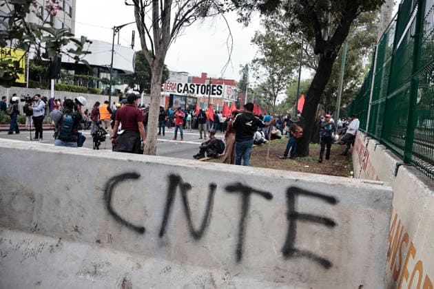 June 9, 2026, Mexico City, Cdmx, Mexico: The National Coordinator of Education Workers (CNTE) marched to Mexico City Stadium to protest the 2017 ISSSTE Retirement Law. However, they were met with a blockade by the Secretariat of Citizen Security (SSC), who erected concrete barriers, deployed a crane, and used a mounted police truck to prevent the teachers from advancing. Their demand remains the same: to repeal the 2017 ISSSTE law, which changed the retirement system for teachers. Tensions continue between the government and the CNTE due to the lack of an agreement and the rejection of a meeting with Mayor Claudia Sheinbaum. She also criticized the mayor s statement that the 2026 FIFA World Cup comes first, using hundreds of police officers - ZUMAp204 20260609_zip_p204_032 Copyright: xJosuexPerezx