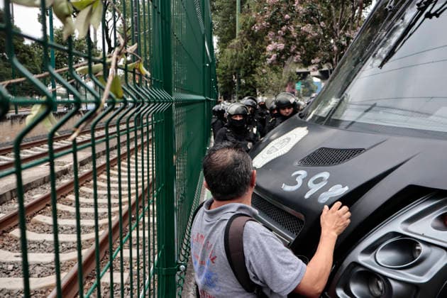 June 9, 2026, Mexico City, Cdmx, Mexico: The National Coordinator of Education Workers (CNTE) marched to Mexico City Stadium to protest the 2017 ISSSTE Retirement Law. However, they were met with a blockade by the Secretariat of Citizen Security (SSC), who erected concrete barriers, deployed a crane, and used a mounted police truck to prevent the teachers from advancing. Their demand remains the same: to repeal the 2017 ISSSTE law, which changed the retirement system for teachers. Tensions continue between the government and the CNTE due to the lack of an agreement and the rejection of a meeting with Mayor Claudia Sheinbaum. She also criticized the mayor s statement that the 2026 FIFA World Cup comes first, using hundreds of police officers - ZUMAp204 20260609_zip_p204_035 Copyright: xJosuexPerezx