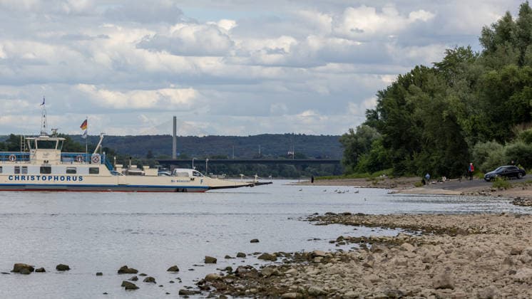 Sperrung Nordbrücke Bonn: Fährenbetrieb der Rheinfähre Mondorf Die unerwartete Sperrung der Friedrich-Ebert-Brücke, (Nordbrücke, A565 im Hintergrund zu sehen) in Bonn führt zu erheblichen Verkehrsbehinderungen. Auch am Fähranleger in Bonn-Graurheindorf staut sich der Verkehr vor der Rheinfähre Mondorf. Im Berufsverkehr werden zeitweise zwei Fähren gleichzeitig eingesetzt. Wartezeiten von über einer Stunde sind dort keine Seltenheit. Bonn Graurheindorf Nordrhein-Westfalen Deutschland *** The unexpected closure of the Friedrich Ebert Bridge, North Bridge, A565 can be seen in the background in Bonn is causing considerable traffic delays Traffic is also jammed at the ferry terminal in Bonn Graurheindorf in front of the Rhine ferry Mo Copyright: xMarcxJohnx