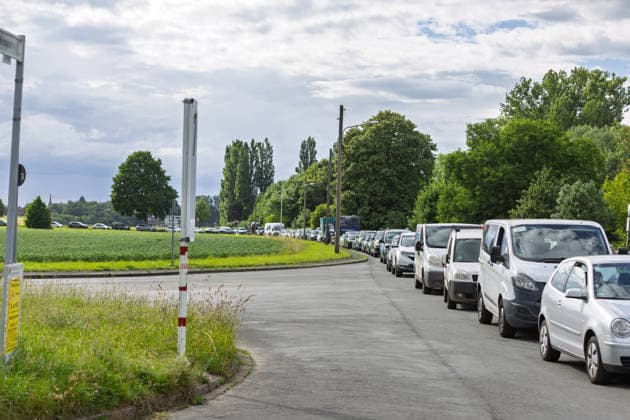 Sperrung Nordbrücke Bonn: Fährenbetrieb der Rheinfähre Mondorf Die unerwartete Sperrung der Friedrich-Ebert-Brücke, (Nordbrücke, A565) in Bonn führt zu erheblichen Verkehrsbehinderungen. Auch am Fähranleger in Bonn-Graurheindorf staut sich der Verkehr vor der Rheinfähre Mondorf. Im Berufsverkehr werden zeitweise zwei Fähren gleichzeitig eingesetzt. Wartezeiten von über einer Stunde sind dort keine Seltenheit. Bonn Graurheindorf Nordrhein-Westfalen Deutschland *** The unexpected closure of the Friedrich Ebert Bridge, Nordbrücke, A565 in Bonn is causing considerable traffic delays Traffic is also backing up in front of the Mondorf Rhine ferry at the ferry terminal in Bonn Graurheindorf At times, two ferries are operating simultaneo Copyright: xMarcxJohnx