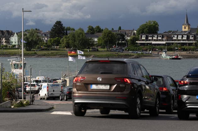 Sperrung Nordbrücke Bonn: Fährenbetrieb der Rheinfähre Mondorf Die unerwartete Sperrung der Friedrich-Ebert-Brücke, (Nordbrücke, A565) in Bonn führt zu erheblichen Verkehrsbehinderungen. Auch am Fähranleger in Bonn-Graurheindorf staut sich der Verkehr vor der Rheinfähre Mondorf. Im Berufsverkehr werden zeitweise zwei Fähren gleichzeitig eingesetzt. Wartezeiten von über einer Stunde sind dort keine Seltenheit. Bonn Graurheindorf Nordrhein-Westfalen Deutschland *** The unexpected closure of the Friedrich Ebert Bridge, Nordbrücke, A565 in Bonn is causing considerable traffic delays Traffic is also backing up in front of the Mondorf Rhine ferry at the ferry terminal in Bonn Graurheindorf At times, two ferries are operating simultaneo Copyright: xMarcxJohnx