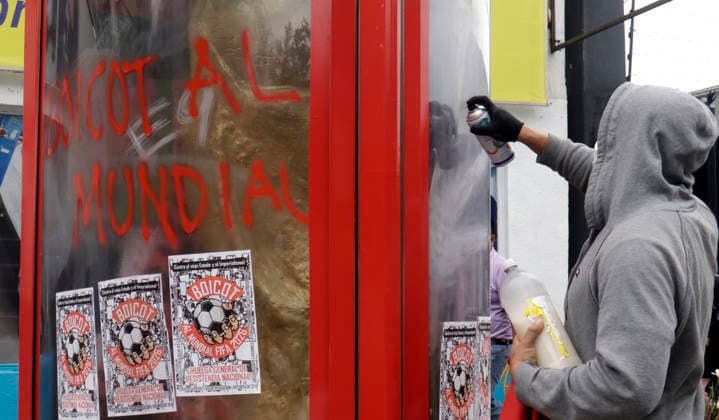 June 9, 2026, Mexico City, Mexico City, Mexico: CNTE teachers paint slogans on Calzada Tlalpan. Mexico City Mexico - ZUMAt178 20260609_zip_t178_007 Copyright: xNadiaxTecuapetlax