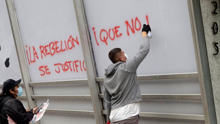 June 9, 2026, Mexico City, Mexico City, Mexico: CNTE teachers paint slogans on Calzada Tlalpan. Mexico City Mexico - ZUMAt178 20260609_zip_t178_009 Copyright: xNadiaxTecuapetlax