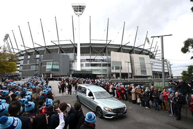 NEALE DANIHER STATE FUNERAL, Guests form a guard of honour as the hearse departs the State Funeral Service for Neale Daniher at the MCG, Melbourne, Wednesday, June 10, 2026. A state funeral will honour the life and extraordinary achievements of AFL great Neale Daniher, whose fight against MND inspired countless Australians. ( NO ARCHIVING MELBOURNE VICTORIA AUSTRALIA  Copyright: xJOELxCARRETTx 20260610137644334213