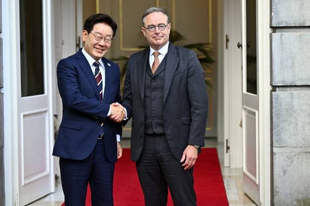 South Korean President Lee Jae Myung and Prime Minister Bart De Wever pose for the photographer at the start of their diplomatic meeting in Brussels, Wednesday 10 June 2026.  ERICxLALMAND 176948449