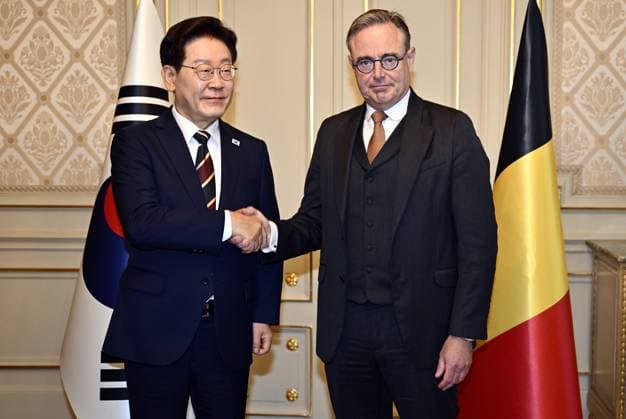 South Korean President Lee Jae Myung and Prime Minister Bart De Wever pose for the photographer during a diplomatic meeting in Brussels, Wednesday 10 June 2026.  ERICxLALMAND 176949070
