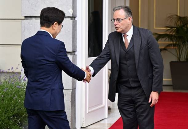 South Korean President Lee Jae Myung and Prime Minister Bart De Wever shake hands at a diplomatic meeting in Brussels, Wednesday 10 June 2026.  ERICxLALMAND 176949093