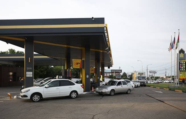 Russia Gasoline Shortages 9186785 09.06.2026 Cars queue to fuel at a petrol station in Krasnodar, Russia. Vitaly Timkiv Sputnik Krasnodar Russia  Copyright: xVitalyxTimkivx