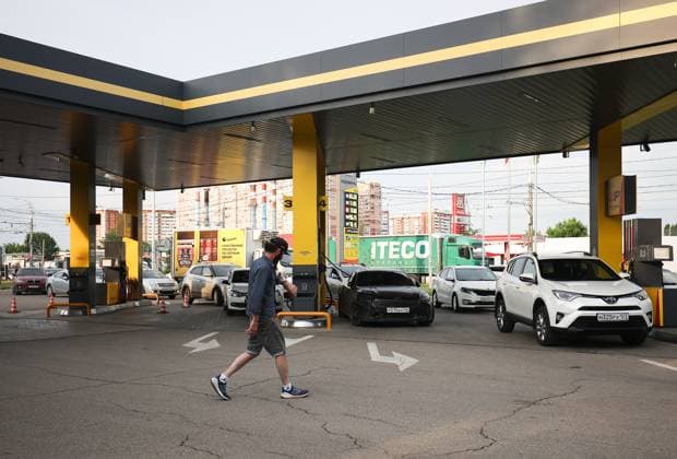 Russia Gasoline Shortages 9186786 09.06.2026 Cars queue to fuel at a petrol station in Krasnodar, Russia. Vitaly Timkiv Sputnik Krasnodar Russia  Copyright: xVitalyxTimkivx