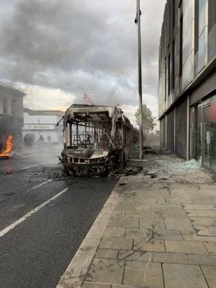 Disorder continues in Belfast after knife attack leaves man seriously injured BELFAST, NORTHERN IRELAND - JUNE 09: Smoke rise from a burt bus during unrest on Sandy Row in Belfast, Northern Ireland, on June 9, 2026. Demonstrations followed a knife attack that left a man seriously injured. Disorder continued in Belfast on Wednesday following a knife attack that left a man seriously injured, with police deploying additional officers as unrest spread across several parts of Northern Ireland s capital. Authorities said a 30-year-old man has been charged with attempted murder in connection with Monday night s attack. He also faces charges of possessing a bladed article in a public place and making threats to kill. Fires were reported in several  Copyright: x2026xAnadoluxStringerx