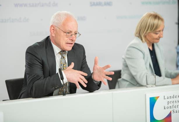 Landespressekonferenz am Dienstag (09.06.2026) zum Thema Saar(S)Pass - Tourismus-Pass für Saarländer*innen in der Staatskanzlei des Saarlandes in Saarbrücken. Im Bild: Jürgen Barke, Minister für Wirtschaft, Innovation, Digitales und Energie. *** State press conference on Tuesday 09 06 2026 on the Saar S Pass Tourism Pass for Saarlanders at the Saarland State Chancellery in Saarbrücken Pictured bub