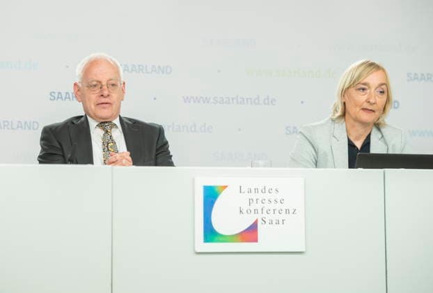 Landespressekonferenz am Dienstag (09.06.2026) zum Thema Saar(S)Pass - Tourismus-Pass für Saarländer*innen in der Staatskanzlei des Saarlandes in Saarbrücken. Im Bild (v.l.): Jürgen Barke, Minister für Wirtschaft, Innovation, Digitales und Energie, und Birgit Grauvogel, Geschäftsführerin der Tourismus Zentrale Saarland. *** State press conference on Tuesday 09 06 2026 on the Saar S Pass Tourism Pass for Saarlanders at the Saarland State Chancellery in Saarbrücken Pictured from left bub