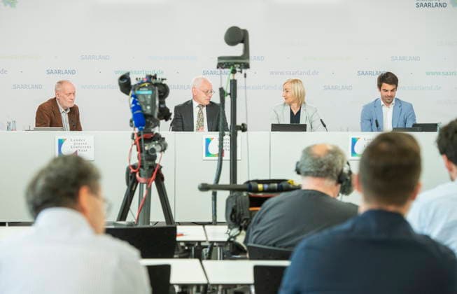 Landespressekonferenz am Dienstag (09.06.2026) zum Thema Saar(S)Pass - Tourismus-Pass für Saarländer*innen in der Staatskanzlei des Saarlandes in Saarbrücken. Im Bild (v.l.): Oliver Hilt, Vertreter der Landespressekonferenz, Jürgen Barke, Minister für Wirtschaft, Innovation, Digitales und Energie, Birgit Grauvogel, Geschäftsführerin der Tourismus Zentrale Saarland, und Regierungssprecher Julian Lange. *** State press conference on Tuesday 09 06 2026 on the Saar S Pass Tourism Pass for Saarlanders at the Saarland State Chancellery in Saarbrücken Pictured from left bub