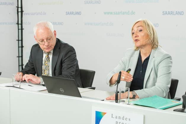 Landespressekonferenz am Dienstag (09.06.2026) zum Thema Saar(S)Pass - Tourismus-Pass für Saarländer*innen in der Staatskanzlei des Saarlandes in Saarbrücken. Im Bild (v.l.): Jürgen Barke, Minister für Wirtschaft, Innovation, Digitales und Energie, und Birgit Grauvogel, Geschäftsführerin der Tourismus Zentrale Saarland. *** State press conference on Tuesday 09 06 2026 on the Saar S Pass Tourism Pass for Saarlanders at the Saarland State Chancellery in Saarbrücken Pictured from left bub