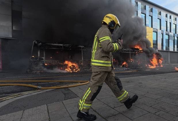 Disorder continues in Belfast after knife attack leaves man seriously injured BELFAST, NORTHERN IRELAND - JUNE 09: Flames and thick black smoke rise from a vehicle during unrest on Sandy Row in Belfast, Northern Ireland, on June 9, 2026. Demonstrations followed a knife attack that left a man seriously injured. Disorder continued in Belfast on Wednesday following a knife attack that left a man seriously injured, with police deploying additional officers as unrest spread across several parts of Northern Ireland s capital. Authorities said a 30-year-old man has been charged with attempted murder in connection with Monday night s attack. He also faces charges of possessing a bladed article in a public place and making threats to kill. Fires wer  Copyright: x2026xAnadoluxStringerx
