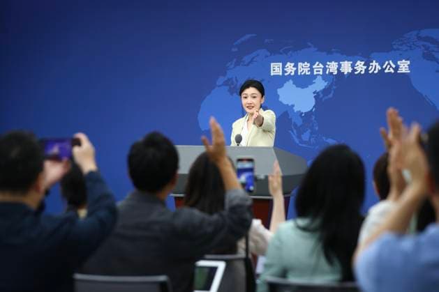 News Bilder des Tages BEIJING, CHINA - JUNE 10: Zhang Han, spokesperson for the Taiwan Affairs Office of the State Council, gestures at a regular press conference on June 10, 2026 in Beijing, China.  Copyright: xChinaxNewsxServicex 111647312689