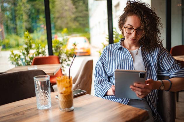 IMAGO Creative, Food, Trend, Iced Coffee Frau, die in einem Café mit einem Tablet im Homeoffice arbeitet Woman using tablet computer in cafe, enjoying iced coffee during work break (License=RF) ,model released, Symbolfoto Copyright: xZoonar.com JelenaxCvetkovicx 25164779 ,model released, Symbolfoto ,property released
