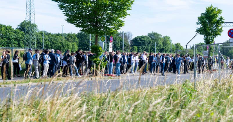 Protest zur Eröffnung der ILA Berlin EUR, Deutschland, Berlin, 10.06.2026: Protest zum Auftakt der ILA. Demonstranten blockieren die Zufahrtsstraße zum Messegelände. Transferbusse stecken fest. Kilometerlange Staus, volle Straßen und wartende Messebesucher bei sommerlichen Temperaturen. Die ILA Berlin ist eine der weltweit führenden Aerospace-Messen. Sie deckt die Branchensegmente Aviation, Space und Defence ab. Alle zwei Jahre bringt sie führende Köpfe aus Industrie, Politik, Forschung und Streitkräften zum Austausch und Netzwerken zusammen. *** Protest at the opening of the ILA Berlin EUR, Germany, Berlin, 10 06 2026 Protest at the opening of the ILA Demonstrators block the access road to the exhibition grounds Transfer buses are
