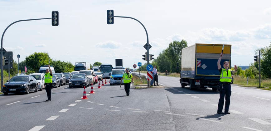 Protest zur Eröffnung der ILA Berlin EUR, Deutschland, Berlin, 10.06.2026: Protest zum Auftakt der ILA. Demonstranten blockieren die Zufahrtsstraße zum Messegelände. Transferbusse stecken fest. Kilometerlange Staus, volle Straßen und wartende Messebesucher bei sommerlichen Temperaturen. Die ILA Berlin ist eine der weltweit führenden Aerospace-Messen. Sie deckt die Branchensegmente Aviation, Space und Defence ab. Alle zwei Jahre bringt sie führende Köpfe aus Industrie, Politik, Forschung und Streitkräften zum Austausch und Netzwerken zusammen. *** Protest at the opening of the ILA Berlin EUR, Germany, Berlin, 10 06 2026 Protest at the opening of the ILA Demonstrators block the access road to the exhibition grounds Transfer buses are