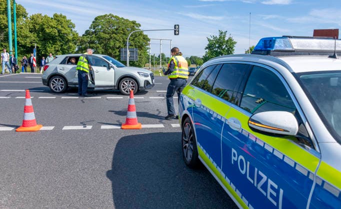 Protest zur Eröffnung der ILA Berlin EUR, Deutschland, Berlin, 10.06.2026: Protest zum Auftakt der ILA. Demonstranten blockieren die Zufahrtsstraße zum Messegelände. Transferbusse stecken fest. Kilometerlange Staus, volle Straßen und wartende Messebesucher bei sommerlichen Temperaturen. Die ILA Berlin ist eine der weltweit führenden Aerospace-Messen. Sie deckt die Branchensegmente Aviation, Space und Defence ab. Alle zwei Jahre bringt sie führende Köpfe aus Industrie, Politik, Forschung und Streitkräften zum Austausch und Netzwerken zusammen. *** Protest at the opening of the ILA Berlin EUR, Germany, Berlin, 10 06 2026 Protest at the opening of the ILA Demonstrators block the access road to the exhibition grounds Transfer buses are