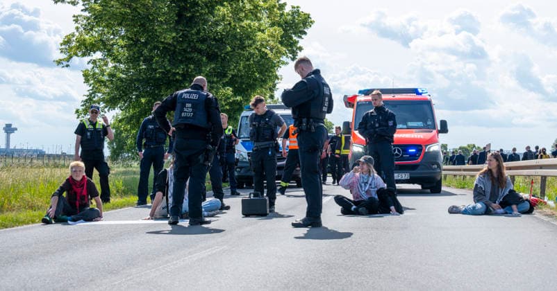 News Bilder des Tages Protest zur Eröffnung der ILA Berlin EUR, Deutschland, Berlin, 10.06.2026: Protest zum Auftakt der ILA. Demonstranten blockieren die Zufahrtsstraße zum Messegelände. Transferbusse stecken fest. Kilometerlange Staus, volle Straßen und wartende Messebesucher bei sommerlichen Temperaturen. Die ILA Berlin ist eine der weltweit führenden Aerospace-Messen. Sie deckt die Branchensegmente Aviation, Space und Defence ab. Alle zwei Jahre bringt sie führende Köpfe aus Industrie, Politik, Forschung und Streitkräften zum Austausch und Netzwerken zusammen. *** Protest at the opening of the ILA Berlin EUR, Germany, Berlin, 10 06 2026 Protest at the opening of the ILA Demonstrators block the access road to the exhibition grounds Transfer buses are