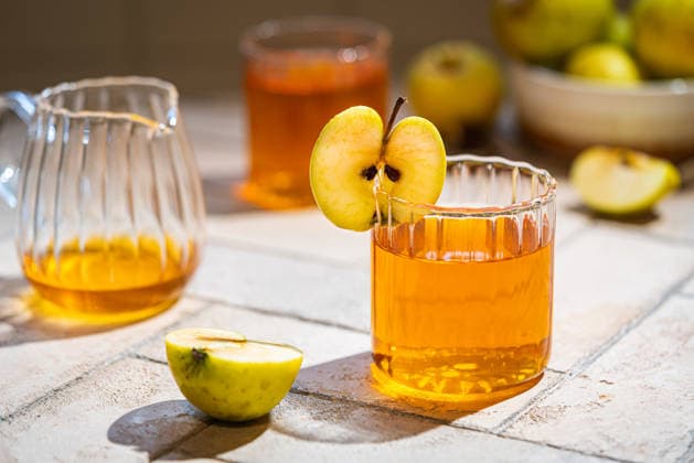 Apfelsaft oder Essig Healthy organic food. Apple cider or vinegar in a glass and fresh apples on a light background. (License=RF) Copyright: xZoonar.com TatianaxGoskovax 25166286