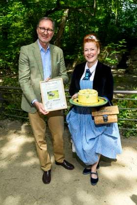 Entertainment Bilder des Tages ABB TIERTAUFE- Andreas Walter Alfred Knieriem Zoodirektor mit Enie van de Meiklokjes die Fernsehmoderatorin und Backfee mit Geburtstags Torte als Ehrepatin bei der Taufe des Zwerghippo Jungtier auf den Namen Broetchen im Zoo Berlin am 10.06.2026 in Berlin Berlin Deutschland *** ABB ANIMAL BAPTISM Andreas Walter Alfred Knieriem Zoo Director with Enie van de Meiklokjes the TV presenter and baking fairy with birthday cake as godmother of honor at the baptism of the dwarf hippo young animal named Broetchen at Zoo Berlin on 10 06 2026 in Berlin Berlin Germany