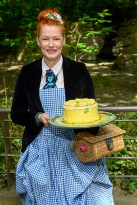 ABB TIERTAUFE- Enie van de Meiklokjes die Fernsehmoderatorin und Backfee mit Geburtstags Torte als Ehrepatin bei der Taufe des Zwerghippo Jungtier auf den Namen Broetchen im Zoo Berlin am 10.06.2026 in Berlin Berlin Deutschland *** ABB ANIMAL BAPTISM Enie van de Meiklokjes the TV presenter and baking fairy with birthday cake as godmother of honor at the baptism of the dwarf hippo cub named Broetchen at Zoo Berlin on 10 06 2026 in Berlin Berlin Germany