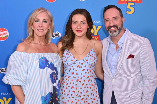 Tony Hale mit Ehefrau Martel Thompson Hale und Tochter Loy Ann Hale bei der Weltpremiere des Animationsfilms Toy Story 5 im Dolby Theatre. Los Angeles, 09.06.2026 *** Tony Hale with wife Martel Thompson Hale and daughter Loy Ann Hale at the world premiere of the animated film Toy Story 5 at the Dolby Theatre Los Angeles, 09 06 2026 Foto:xD.xStarbuckx xFuturexImagex toy_story_6373